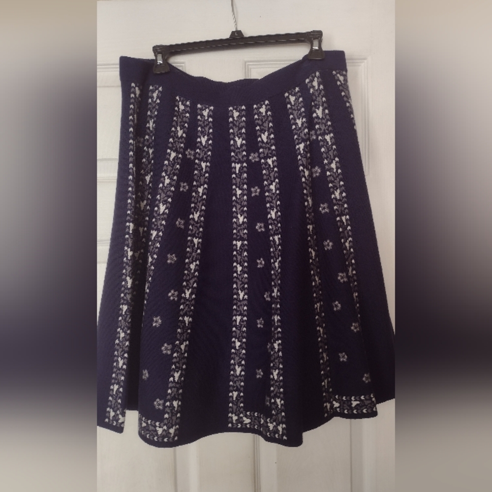 Elegant Navy and White Knit Patterned Skirt